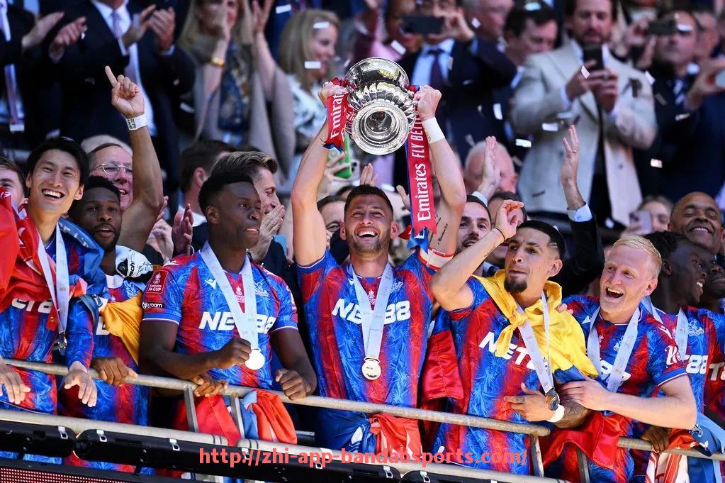 半岛体育app-世俱杯历史冷门事件回顾：最令人意想不到的逆袭与淘汰